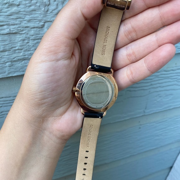 Michael Kors Rose Gold Watch - Picture 2 of 7